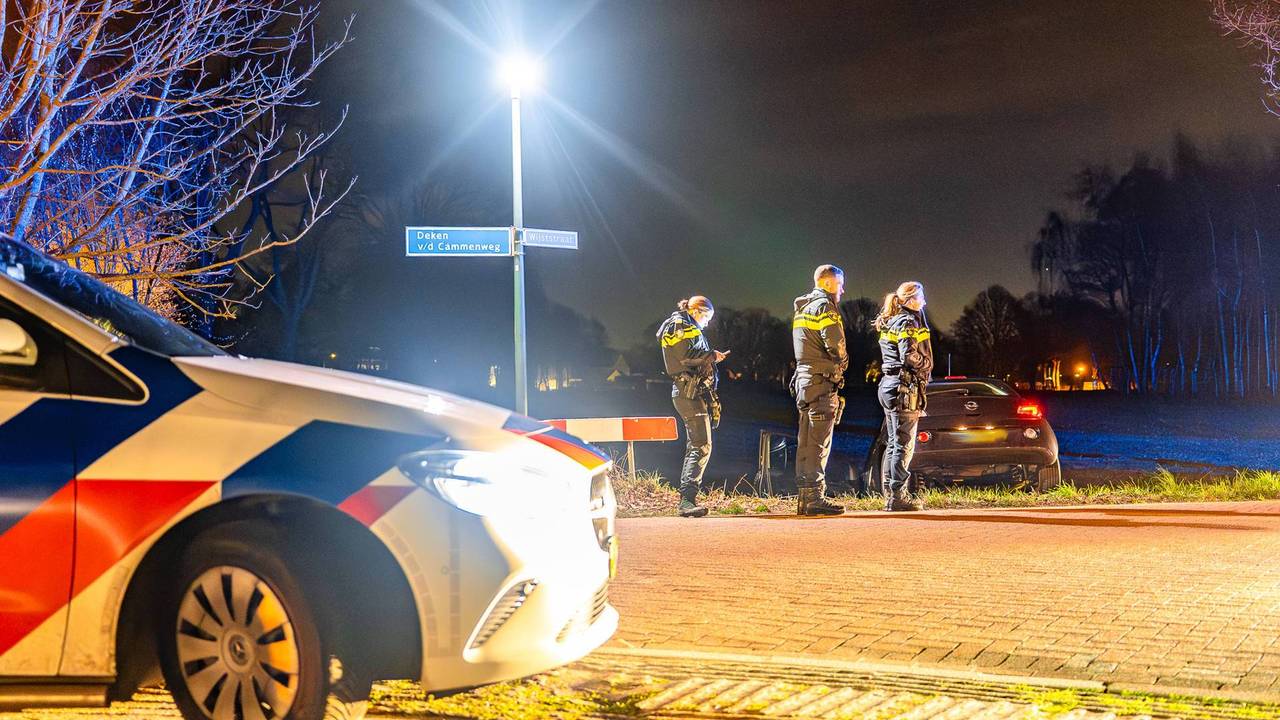 De auto kwam in de sloot naast de kruising terecht. (Foto: Lucas Lammers / Persbureau Heitink.)