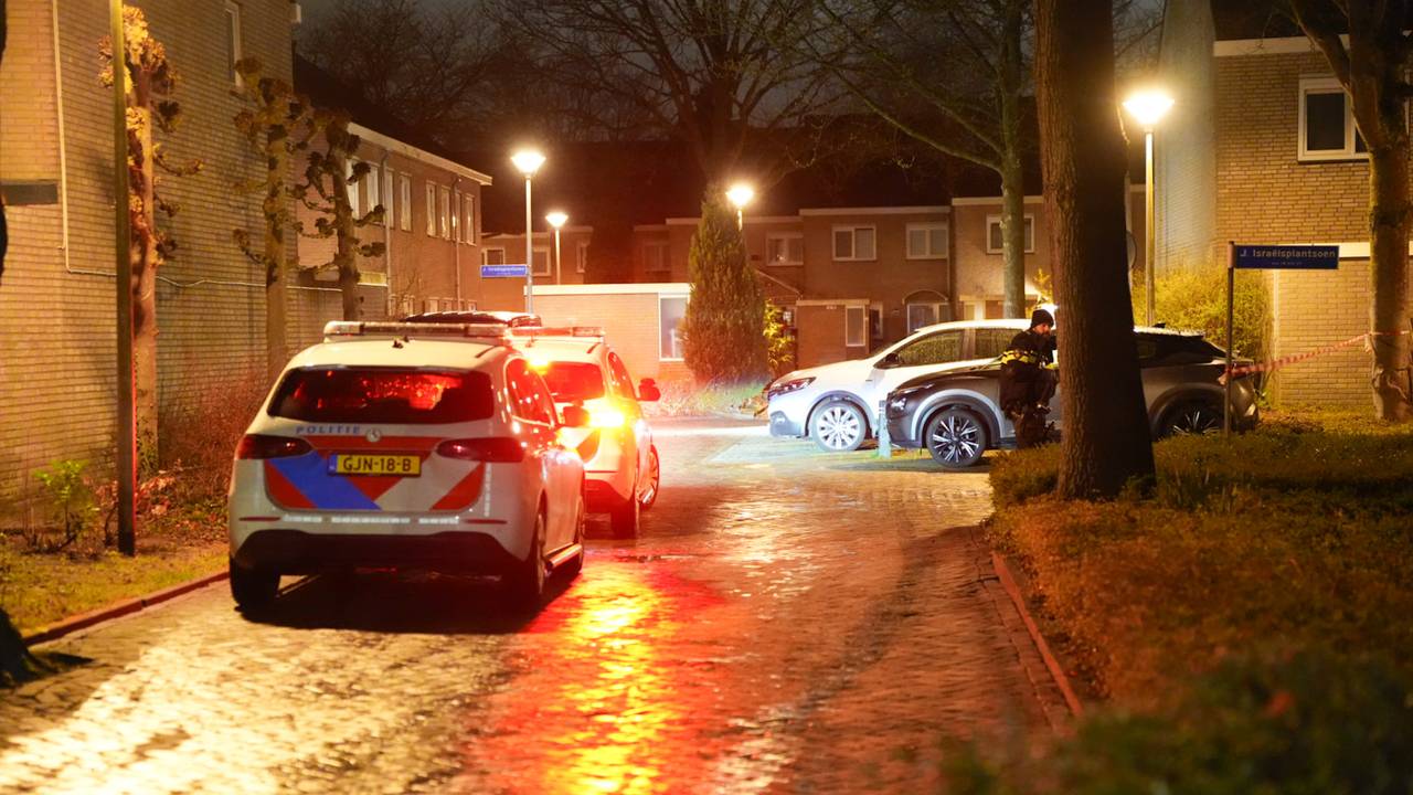 De politie is met meerdere eenheden aanwezig aan het Jozef Israëlsplantsoen in Drunen (foto: Persbureau Heitink).