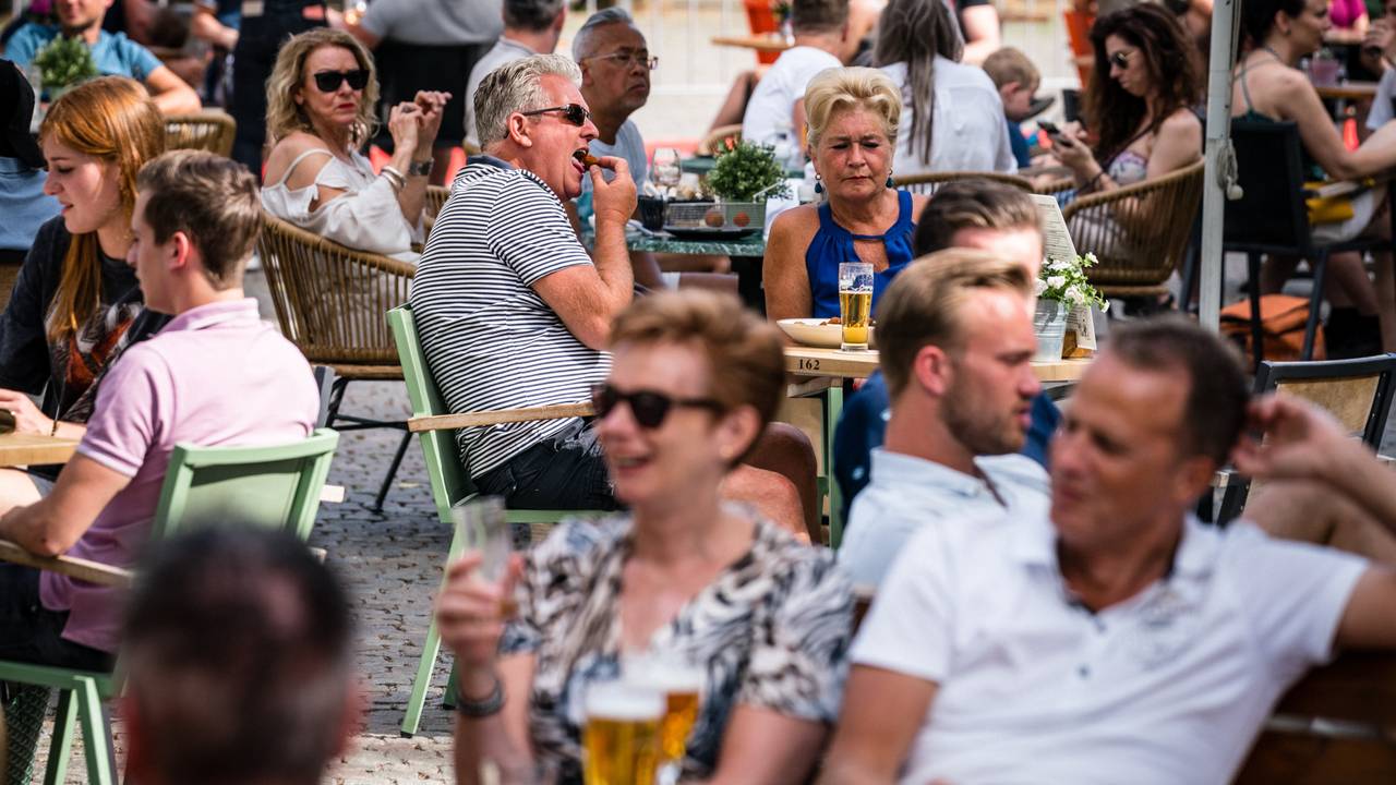 Terrasweer komt er aan (foto: ANP).