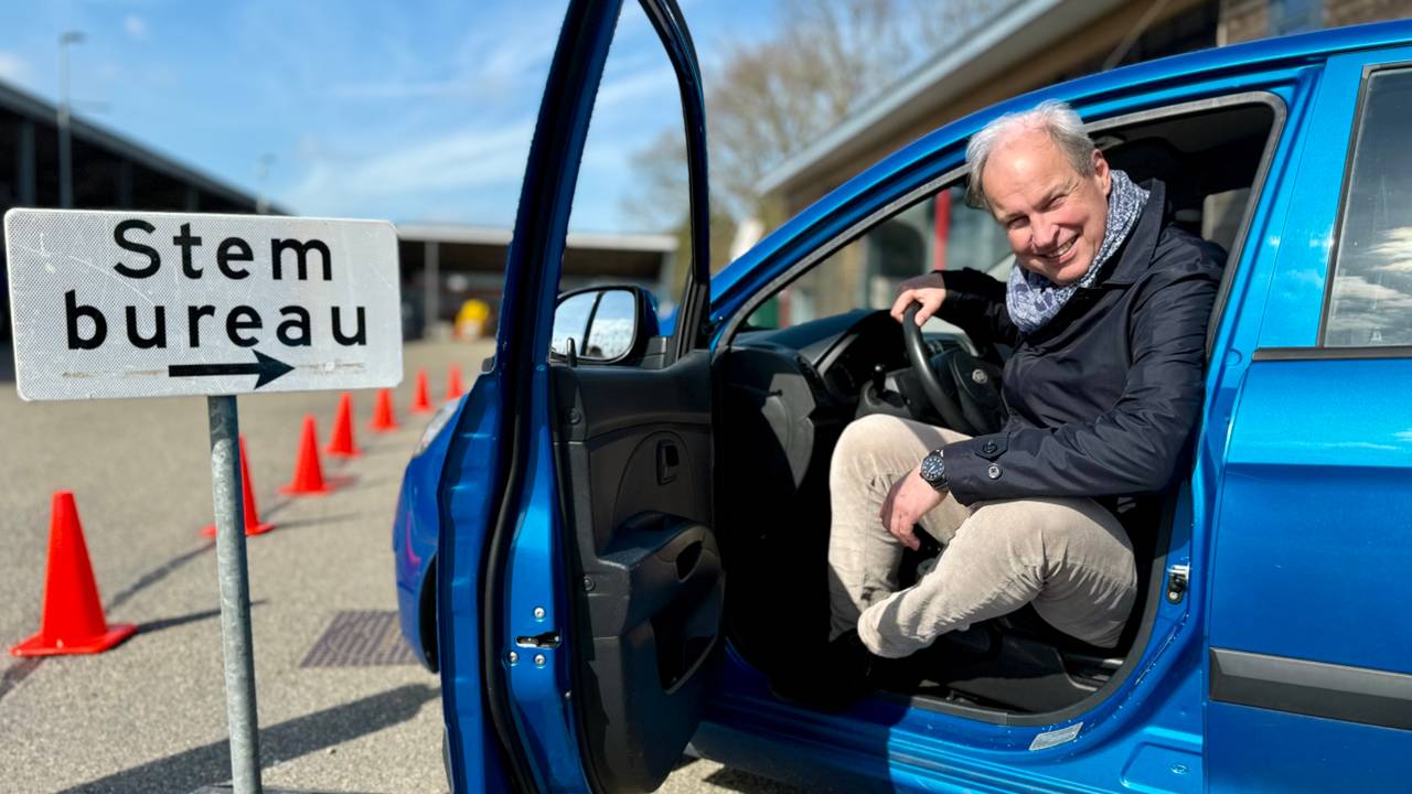 Waarnemend burgemeester Anne Mulder van Halderberge in niet zijn eigen auto (foto: Erik Peeters)