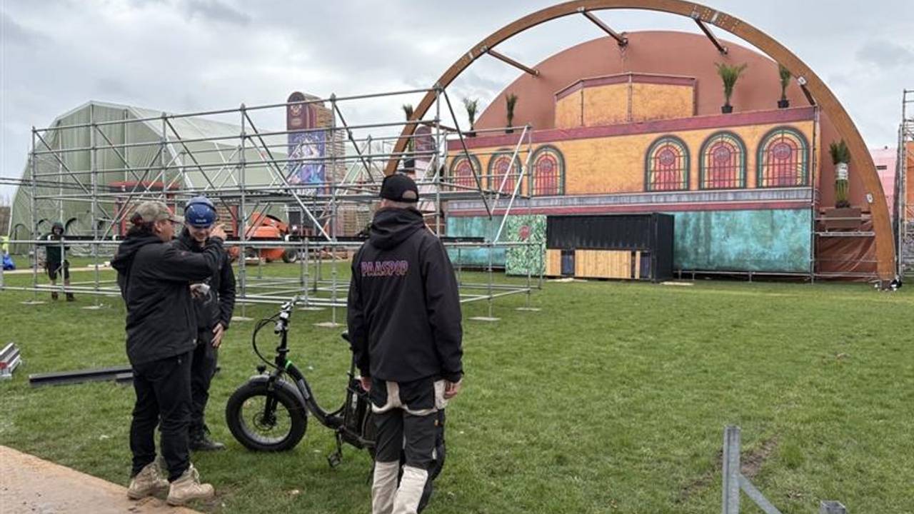Het festivalterrein is groot waardoor bouwers, golfkarretjes, stepjes en fatbike's gebruiken om zich te verplaatsen (foto: Manon Snoeren).