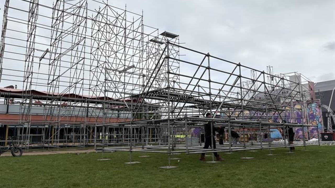 Duizenden stalen palen zijn al met elkaar verbonden, maar minstens zo veel wachten nog op een bestemming (foto: Manon Snoeren).