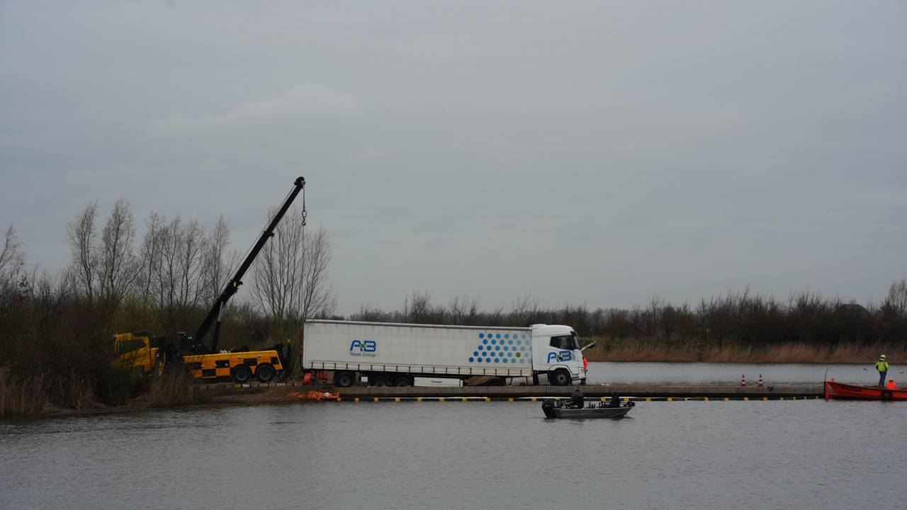 Vrachtwagen die door fietsbrug zakte na dagen voorbereiding weggetakeld