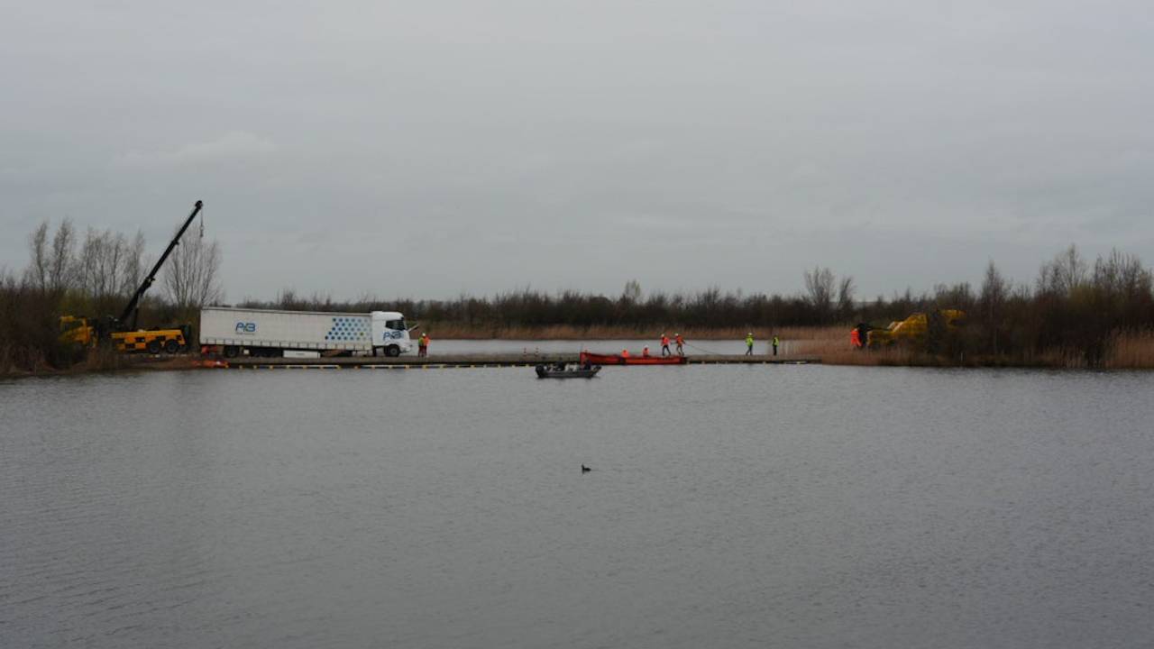 De vrachtwagen in Werkendam is geborgen (foto: Erik Haverhals/Persbureau Heitink).