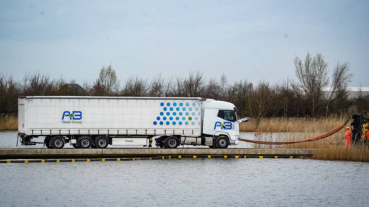 De vrachtwagen in Werkendam is geborgen (foto: Erik Haverhals/Persbureau Heitink).