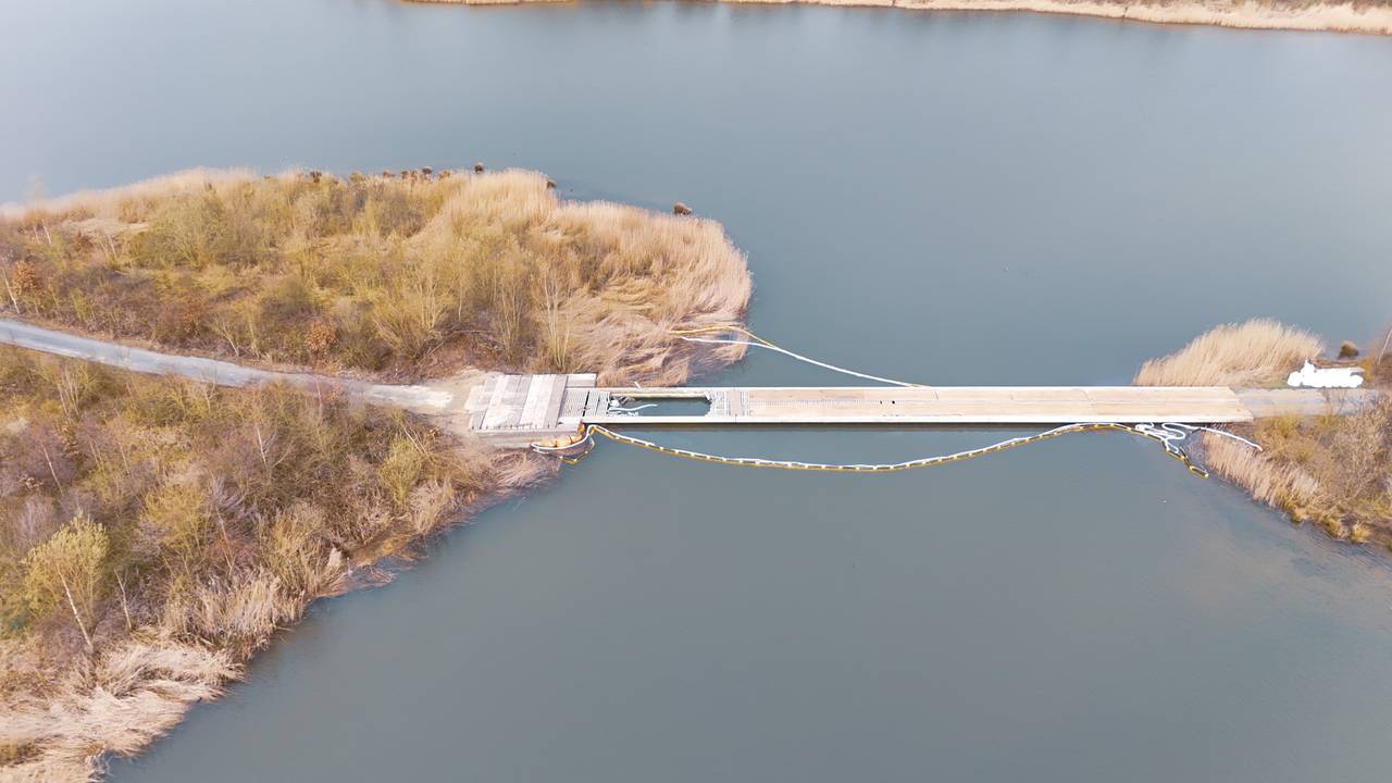 De schade aan de brug is goed te zien (foto: Erik Haverhals/Persbureau Heitink).
