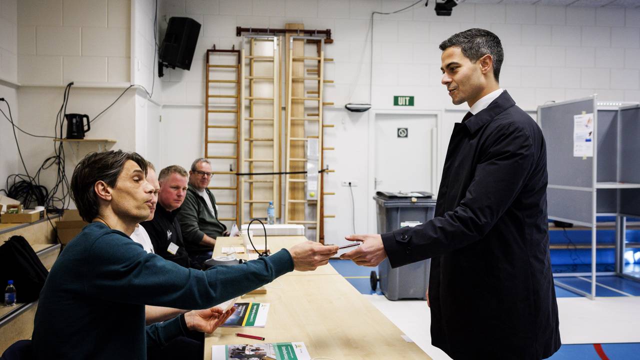 Premier Jetten brengt zijn stem uit in een school in Den Haag (foto: ANP).