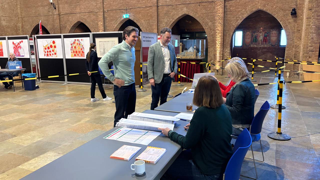Wethouder Eddie Förster en Klaas Dijkhoff brachten hun stem uit in de kerk (foto: Raymond Merkx / Omroep Brabant).