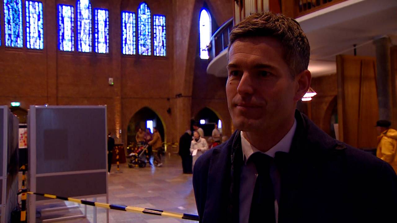 Minister van Buitenlandse Zaken Tom Berendsen stemde ook in zijn woonplaats (foto: Raymond Merkx / Omroep Brabant).