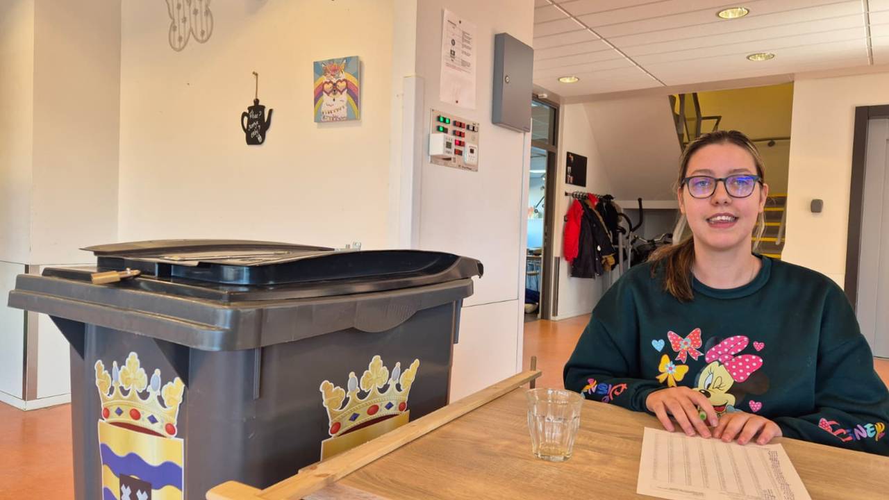 Linda Polen (22) heeft een verstandelijke beperking en helpt een handje mee op een inclusief stembureau in Terheijden (foto: Niek de Bruijn)