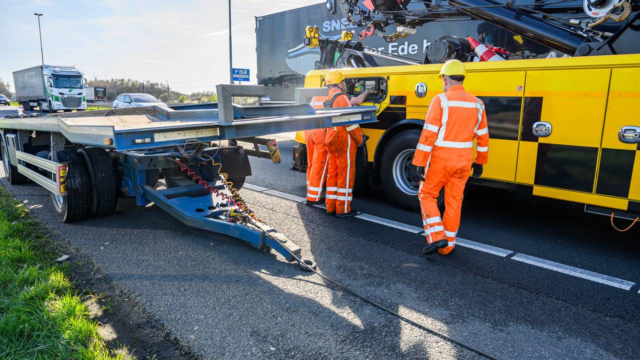 Botsing tussen twee trucks op A16 (foto: Persbureau Heitink / Tom van der Put).