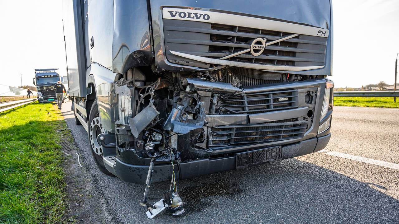 Botsing tussen twee trucks op A16 (foto: Persbureau Heitink / Tom van der Put).
