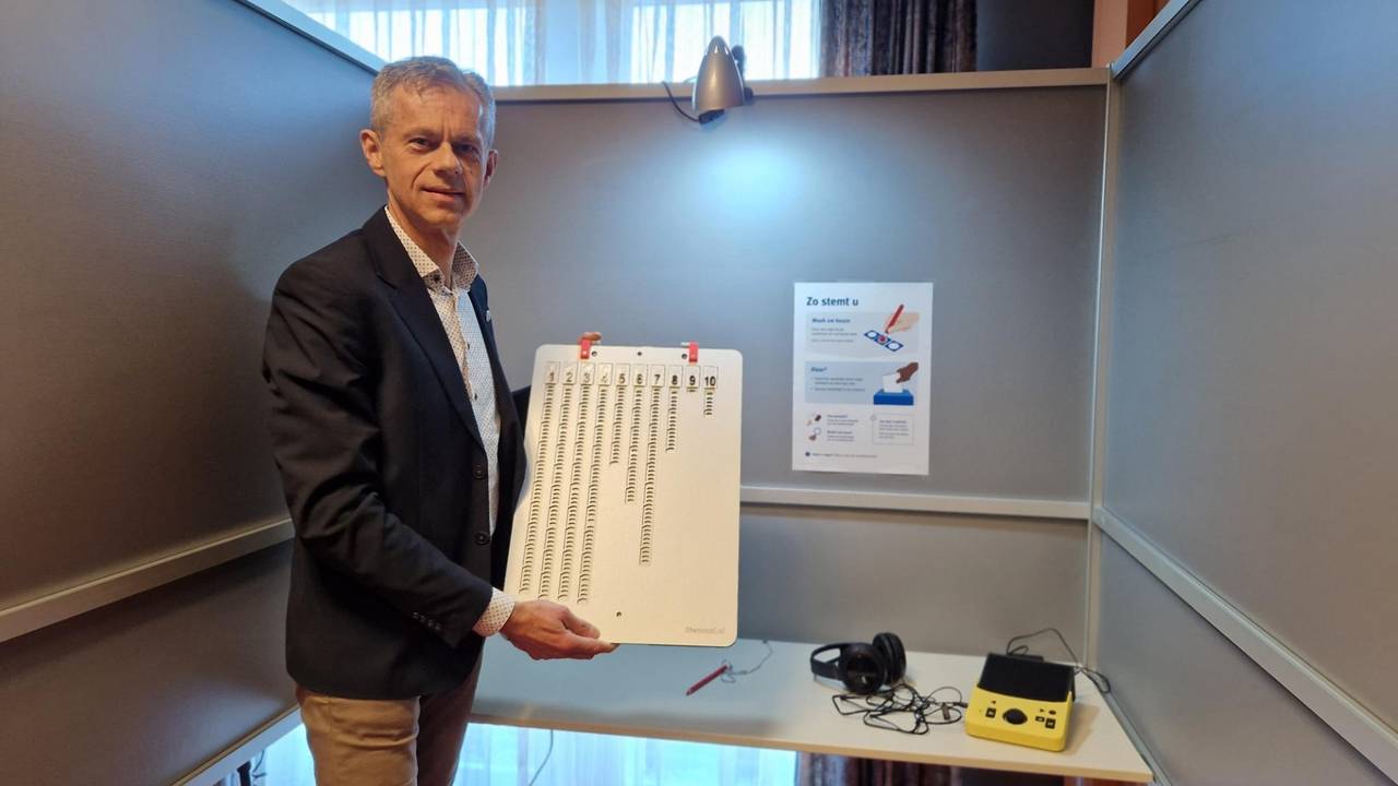 Stembureauvoorzitter Hans Schook in het stembureau voor blinden en slechtzienden in Grave (foto: Tom Berkers/Omroep Brabant).