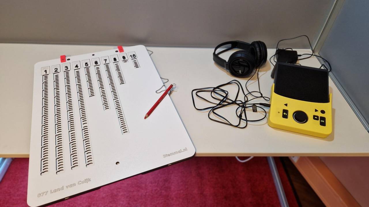Een braillestembiljet en een koptelefoon in het stembureau voor blinden en slechtzienden (foto: Tom Berkers/Omroep Brabant).