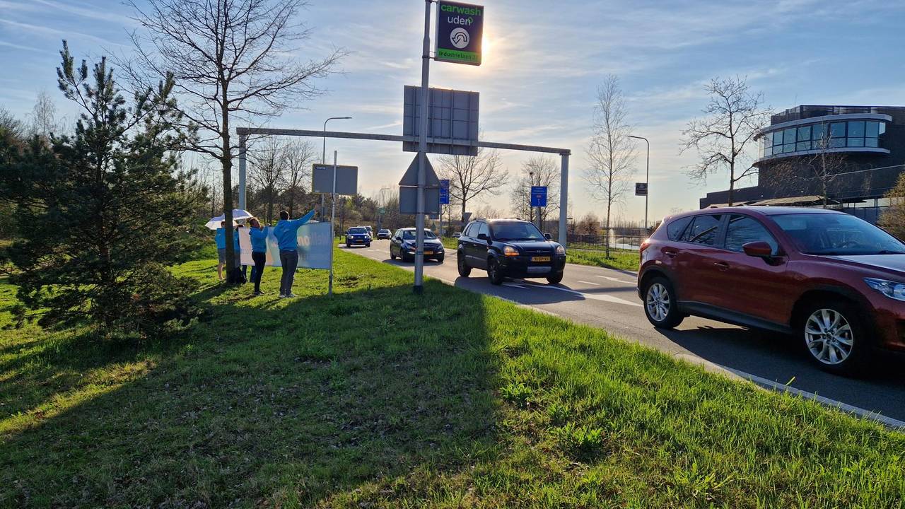 Oproep tot stemmen op afrit A50 bij  Uden (foto: Omroep Brabant)