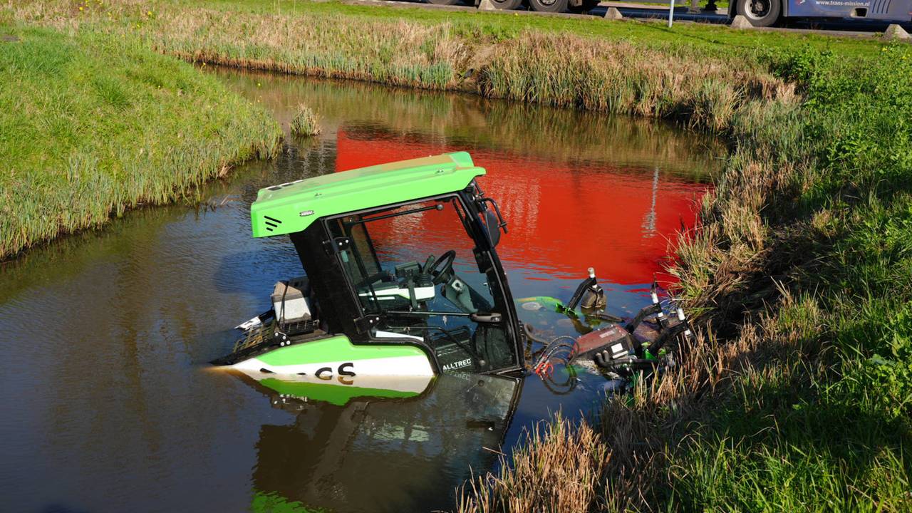 Grasmaaier te water in Waalwijk 