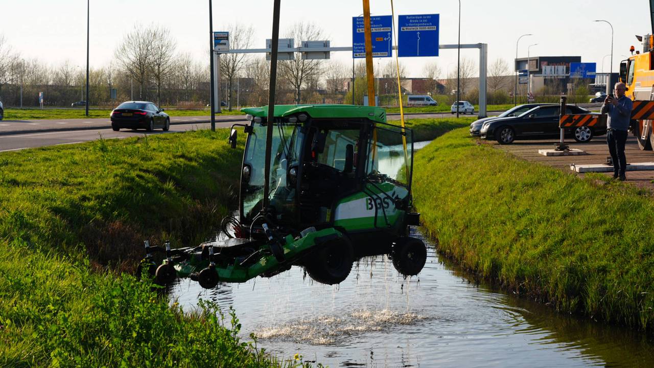 Grasmaaier te water in Waalwijk (foto: Erik Haverhals / Persbureau Heitink).