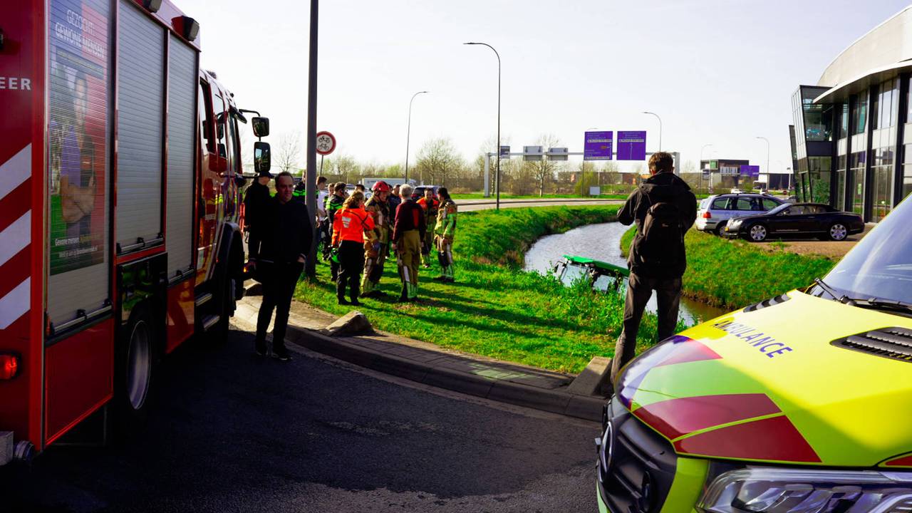 Grasmaaier te water in Waalwijk, hulpdiensten aanwezig (foto: Erik Haverhals / Persbureau Heitink).
