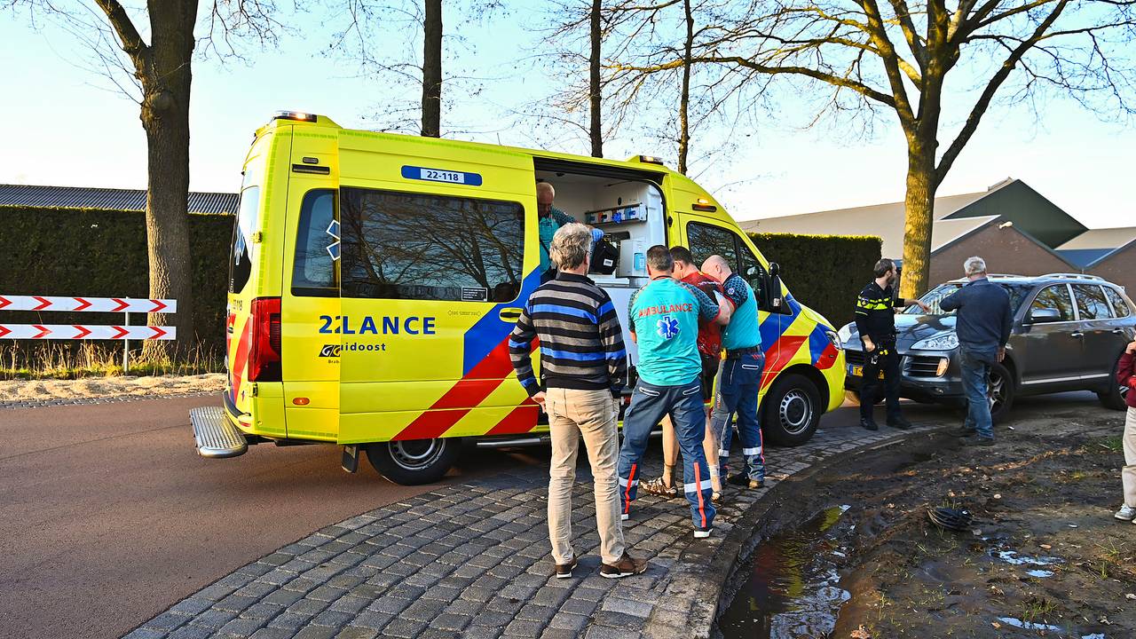 Wielrenner aangereden in Riethoven (foto: Rico Vogels / Persbureau Heitink).