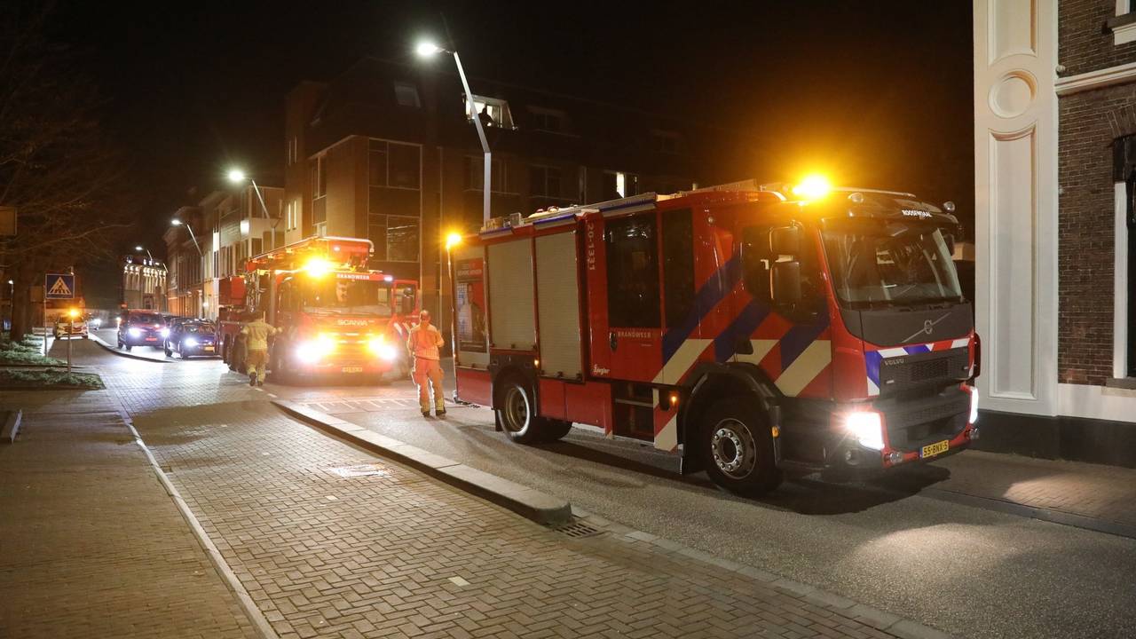 Brandende barbecue op balkon (foto: Persbureau Heitink / Christian Traets).