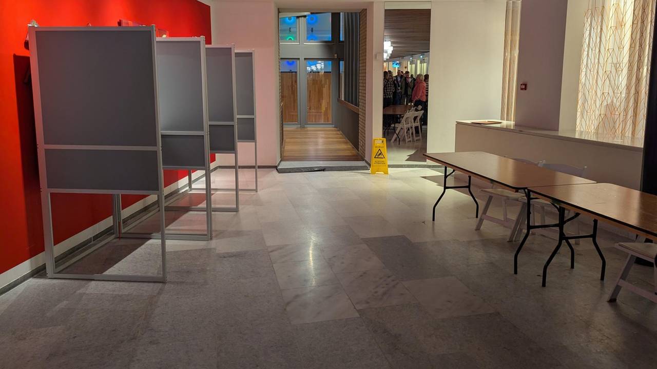 De man was net te laat en mocht dit stembureau niet meer binnen. Foto: Omroep Brabant