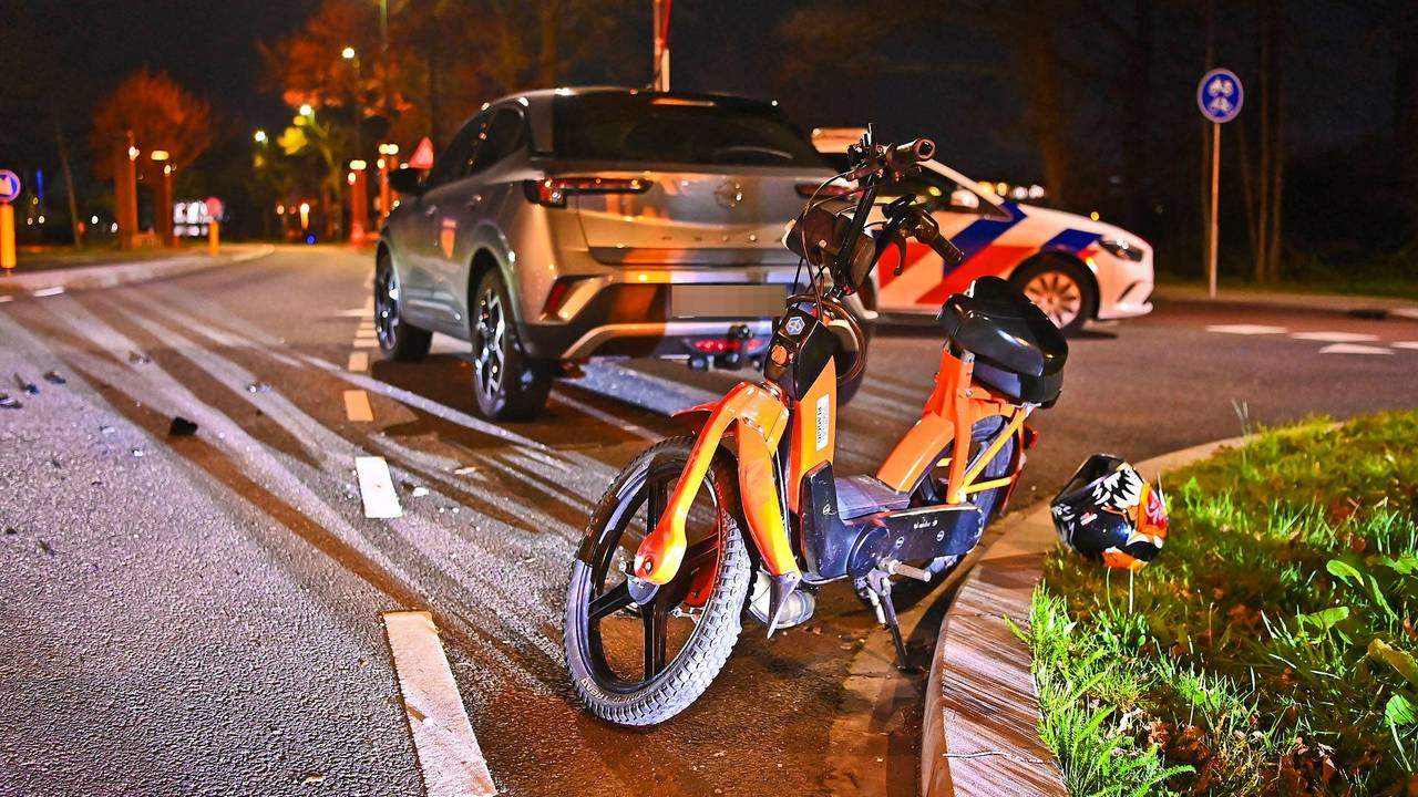 Scooterrijder aangereden Waalre (foto: persbureau Heitink / Rico Vogels).