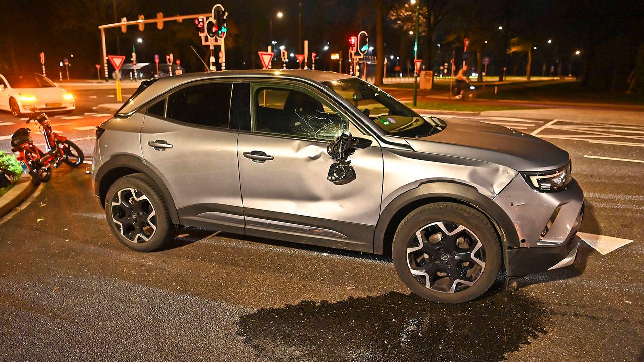 Schade auto bij aanrijding in Waalre (foto: Rico Vogels / Persbureau Heitink).