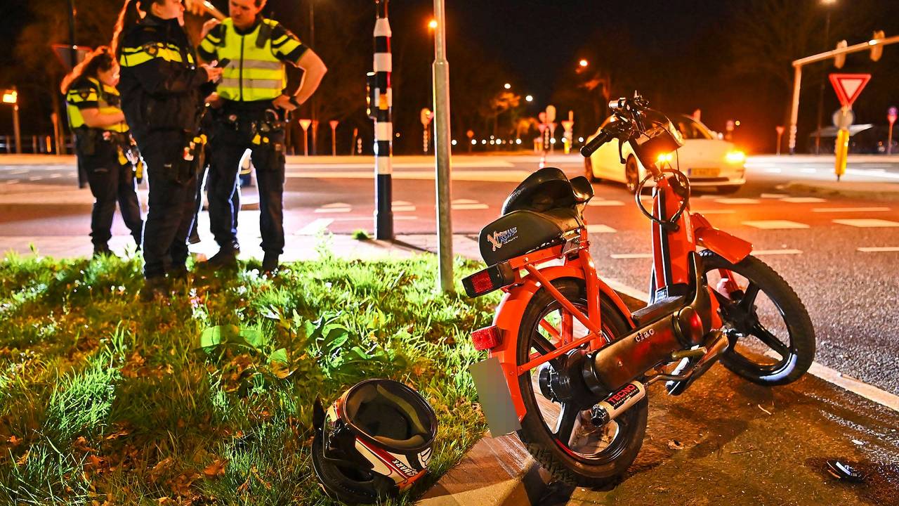 Scooterrijder aangereden in Waalre (foto: Rico Vogels / Persbureau Heitink).
