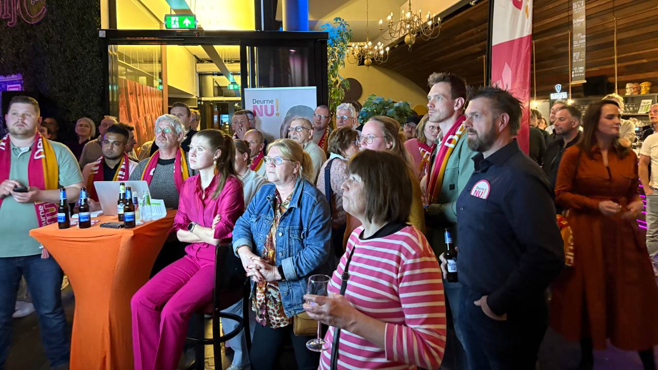 De uitslagen worden met spanning gevolgd in Deurne (Foto: Alice van der Plas)