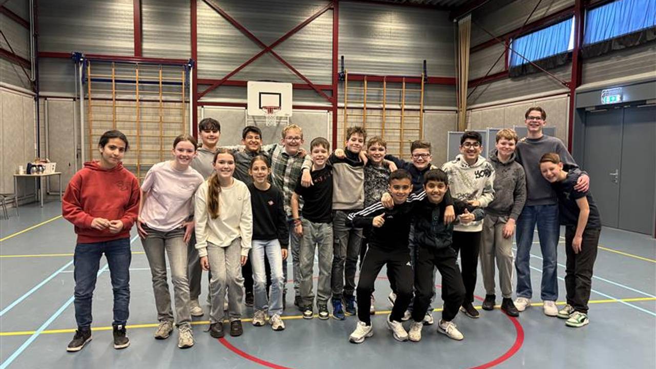 De kinderen brengen vandaag hun stem uit in deze gymzaal (foto: Raymond Merkx / Omroep Brabant).