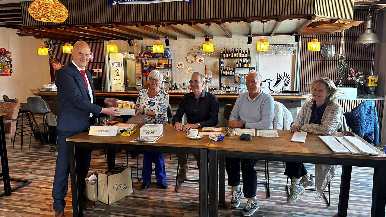De vrijwilligers van sporthal De Kraanvogel krijgen ook appelflappen van de burgemeester (foto: gemeente Eersel).