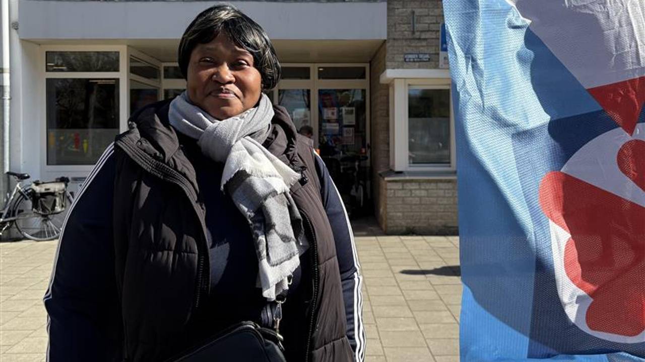 Mamie hoopt dat haar wijkgenoten gaan stemmen (foto: Pieter Soethout / Omroep Brabant).