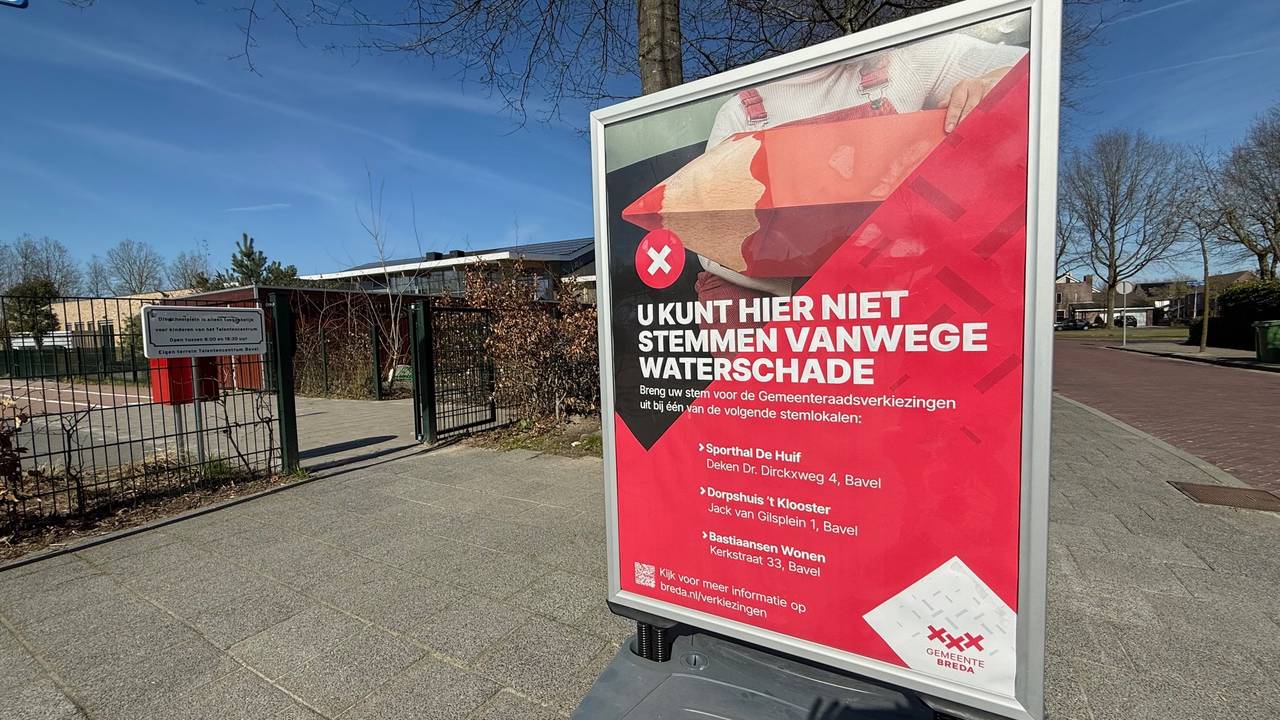 Er is een lekkage ontstaan in het gebouw van het stembureau (foto: Robert te Veele / Omroep Brabant).