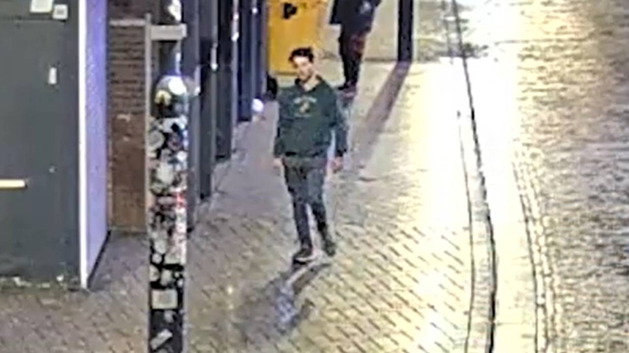 Deze man gooide een fles naar een man die probeerde een ruzie te sussen (foto: politie).