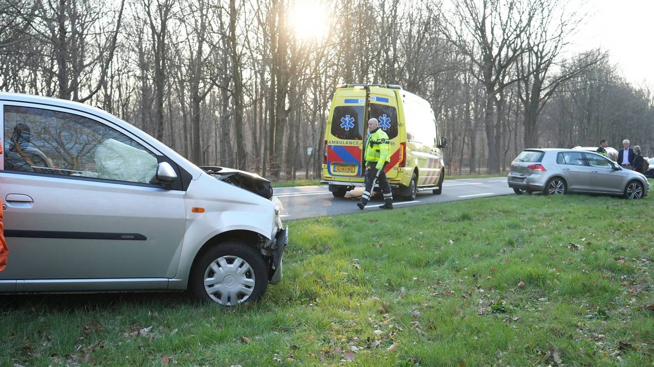 Bij de botsing zijn twee mensen gewond geraakt (foto: Jeroen Stuve/Persbureau Heitink).