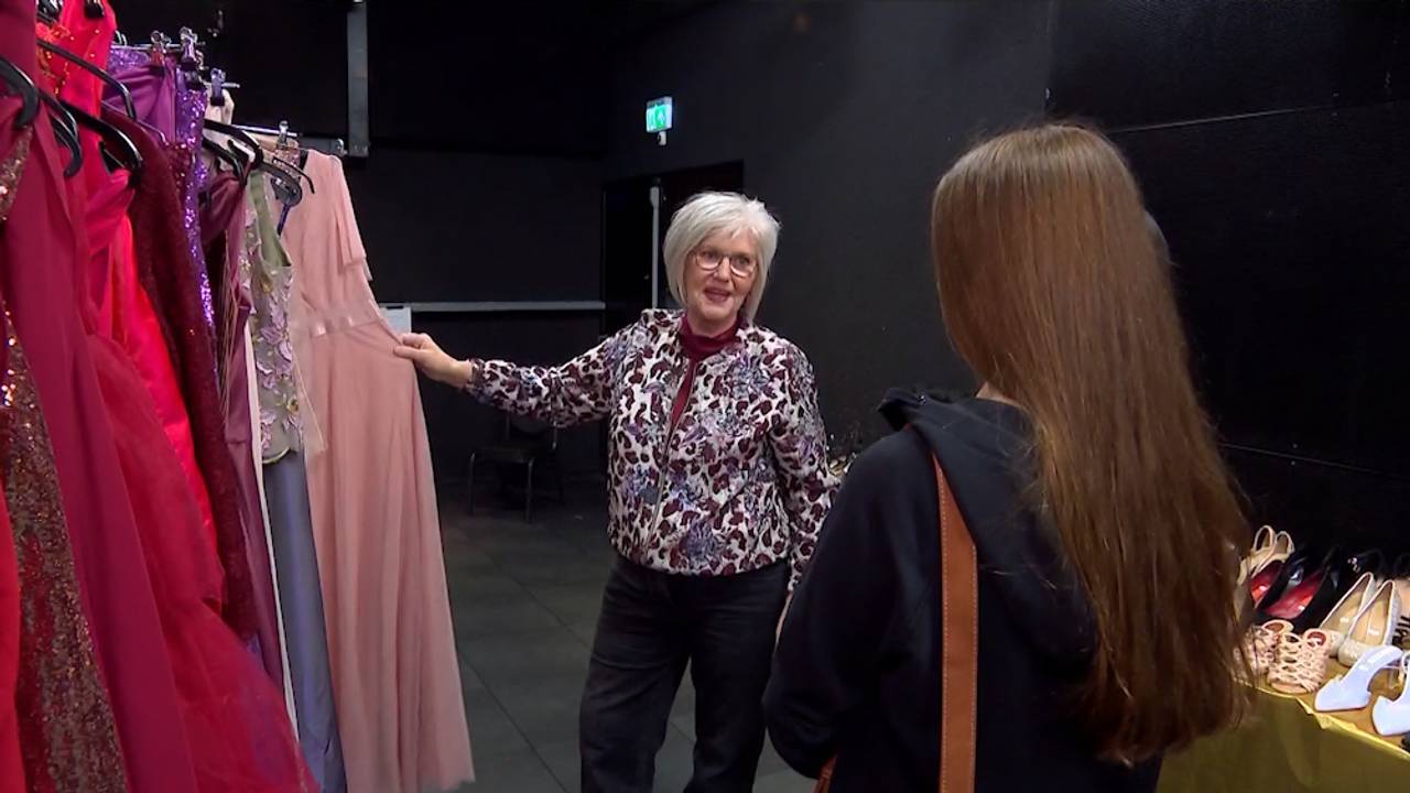 Bertine zoekt met meiden mee naar galajurken (foto: Omroep Brabant). 