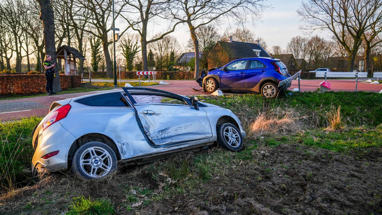 Auto belandt tijdens botsing op kruising in de sloot in Oirschot