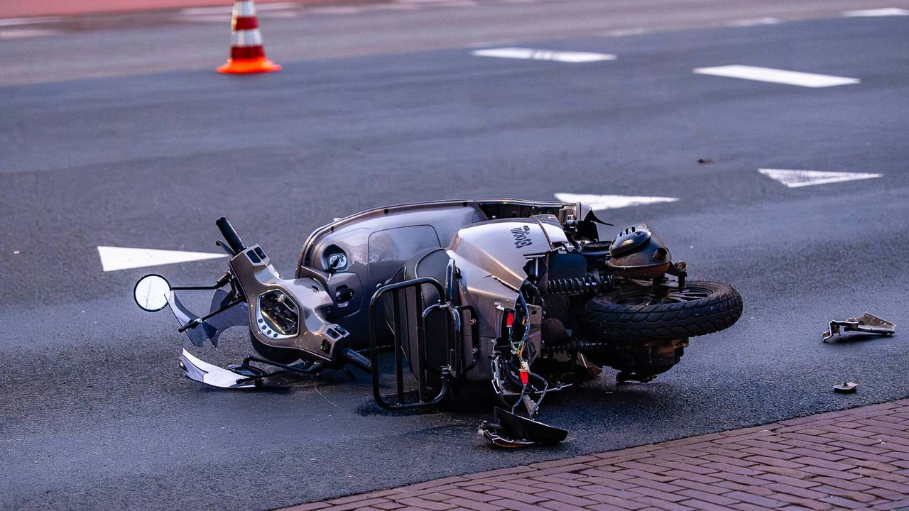 Scooterrijder naar het ziekenhuis na botsing met bestelbus in Oss