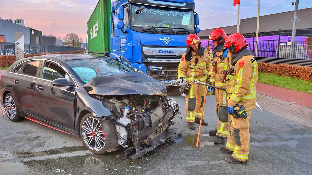 Automobilist gewond na frontale botsing met vrachtwagen in Hapert (foto: Rico Vogels / Persbureau Heitink).