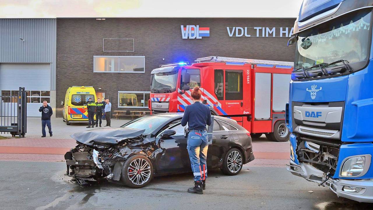 Automobilist gewond na frontale botsing met vrachtwagen in Hapert (foto: Rico Vogels / Persbureau Heitink).