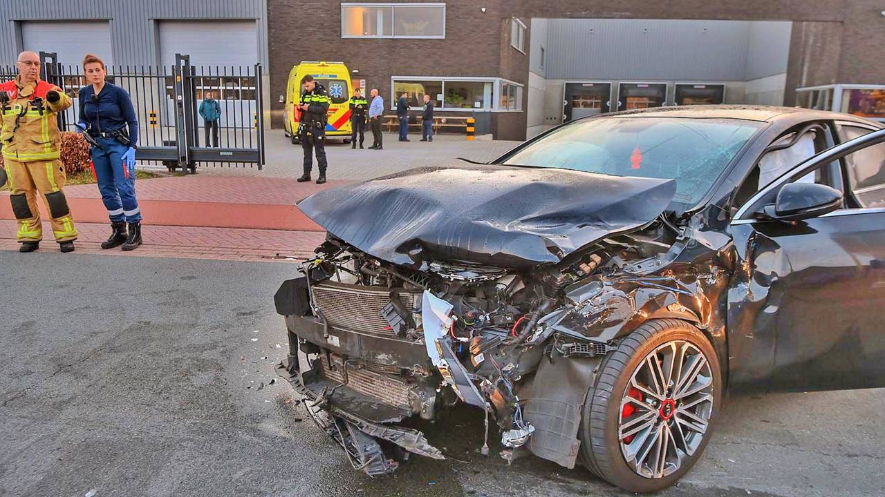 Automobilist gewond na frontale botsing met vrachtwagen in Hapert (foto: Rico Vogels / Persbureau Heitink).