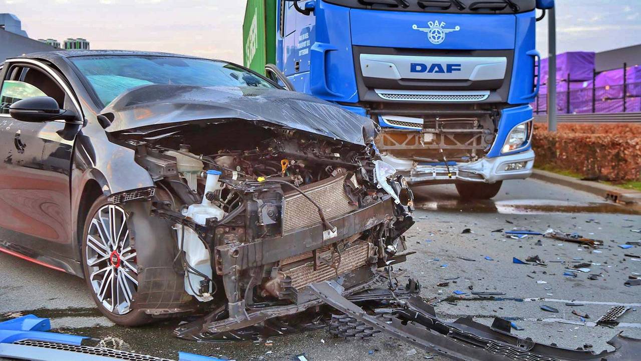 Automobilist gewond na frontale botsing met vrachtwagen in Hapert