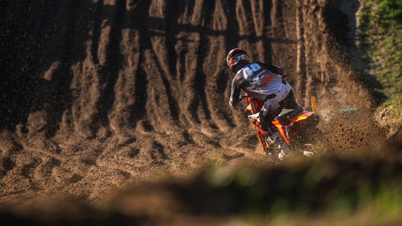 Jens Walvoort gaat voor de top 10 in de MX2 (foto: Huub Munsters).