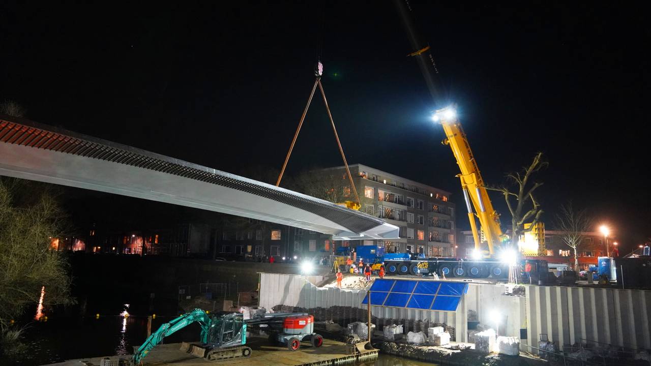 Nieuwe fietsbrug geplaatst in Den Bosch (foto's: Bart Meesters / Persbureau Heitink).