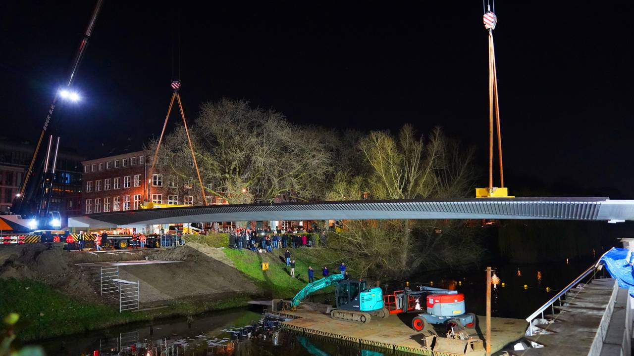 Nieuwe fietsbrug geplaatst in Den Bosch (foto: Bart Meesters / Persbureau Heitink).
