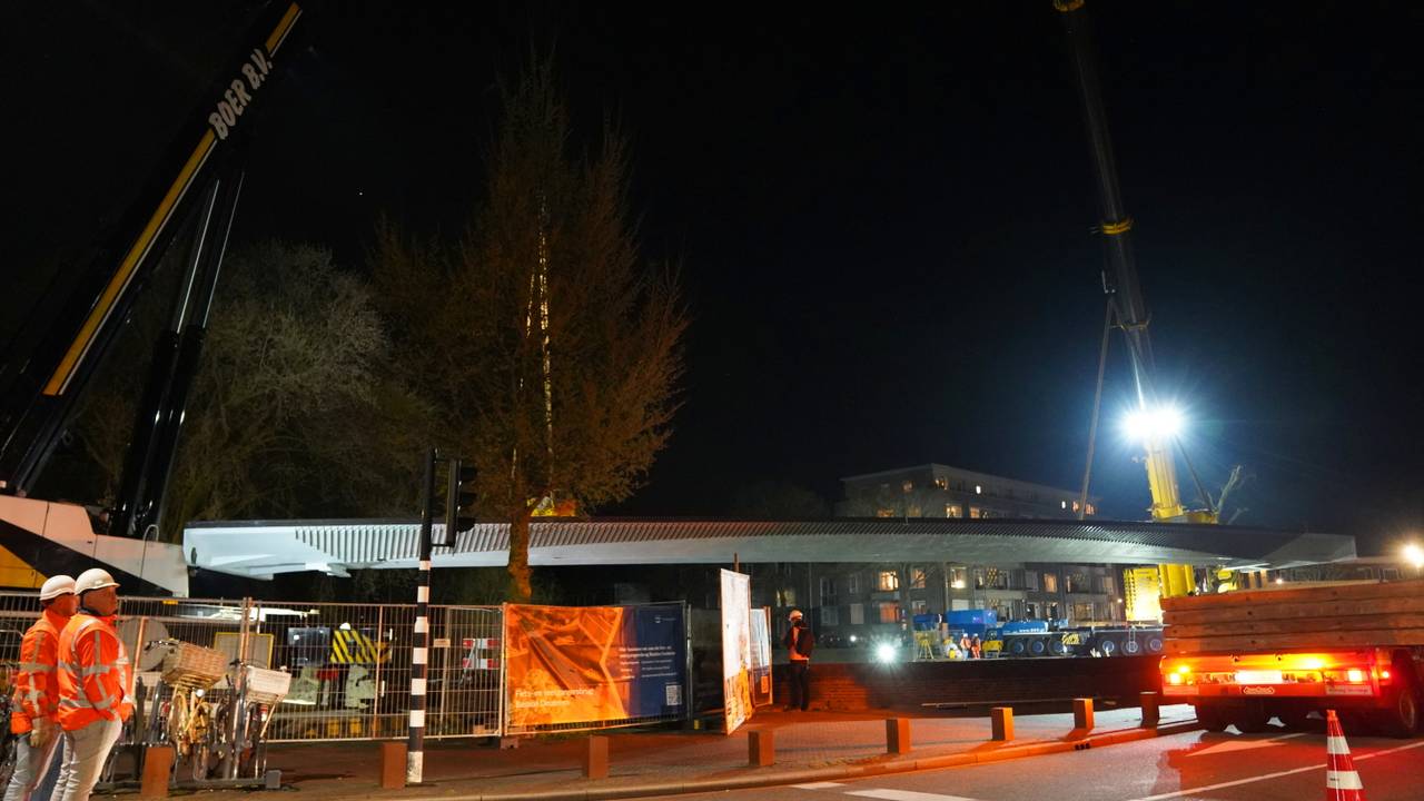 Nieuwe fietsbrug geplaatst in Den Bosch (foto: Bart Meesters / Persbureau Heitink).