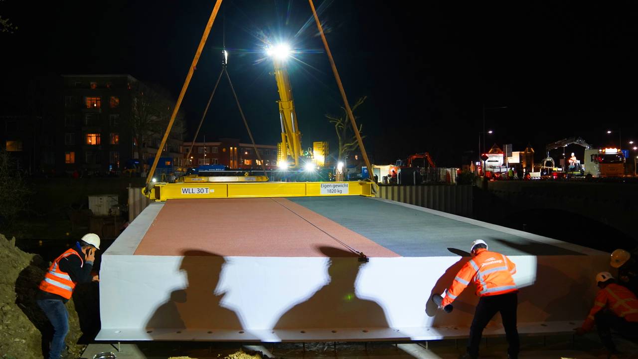 Nieuwe fietsbrug geplaatst in Den Bosch (foto: Bart Meesters / Persbureau Heitink).