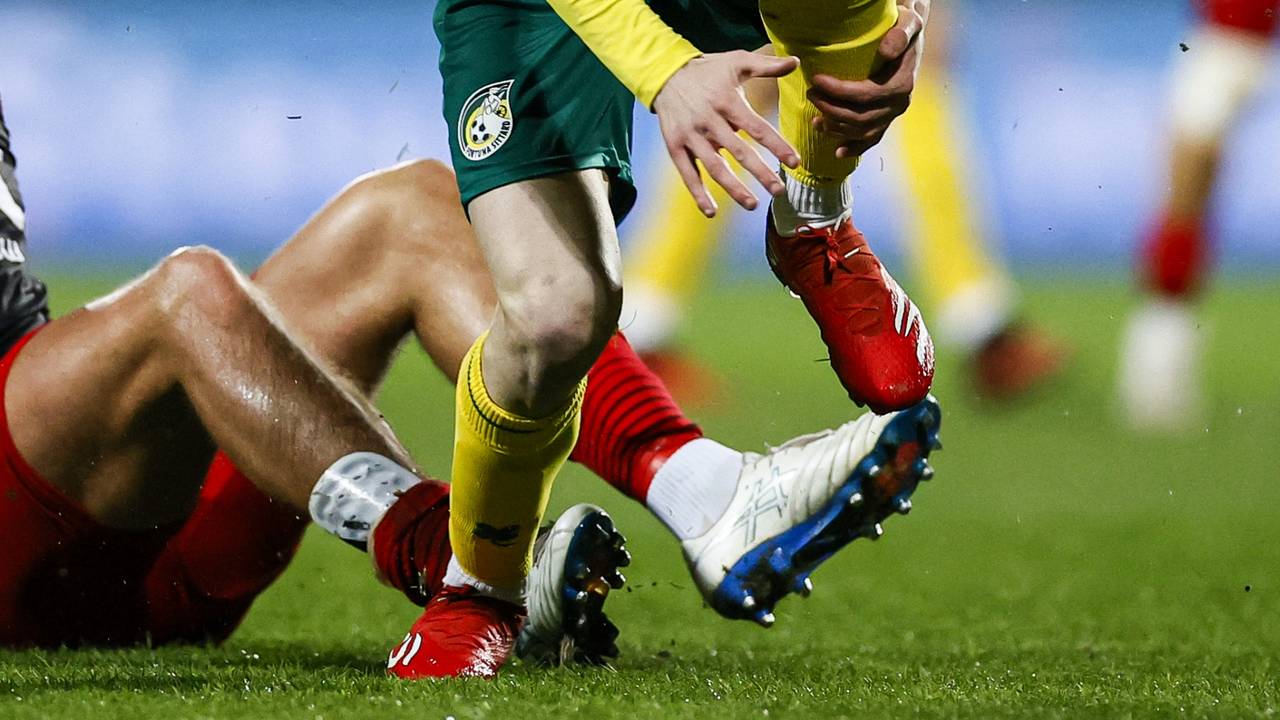 De tackte van achteren was 'onbesuisd' (foto: ANP).