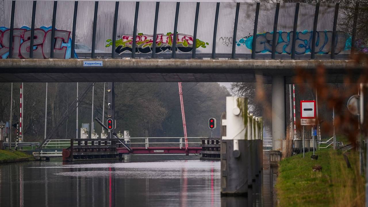 Vanwege de vondst van de dode in Son is het scheepvaartverkeer stilgelegd (foto: Persbureau Heitink).