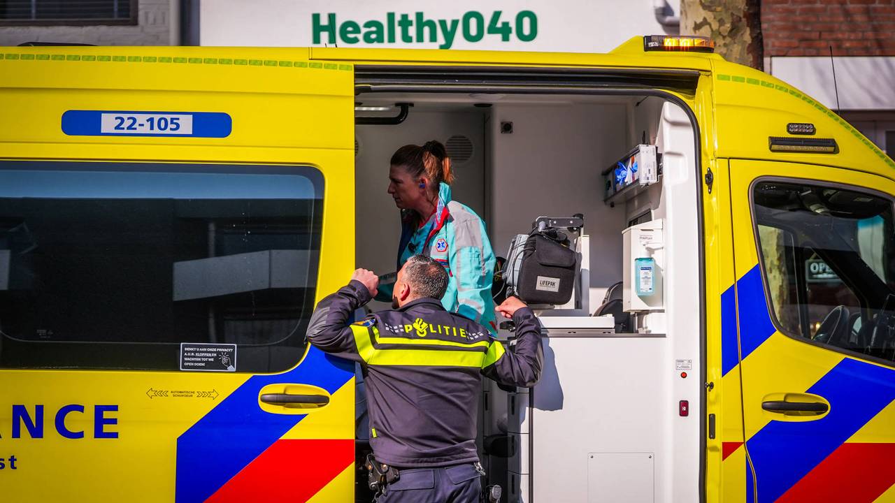 De bewoner van het huis in Eindhoven werd nagekeken door ambulancepersoneel (foto: Persbureau Heitink).